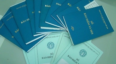 Procedure for Handing Over Social Insurance Books to Employees in Vietnam